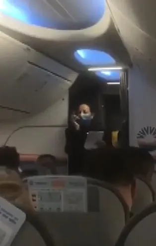 İzmir depreminden dönen kahraman AKUT ekibine uçakta alkışlı karşılama!