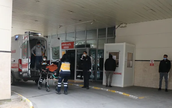 boluda-parkta-yuruyen-genc-kiz-tanimadigi-biri-tarafindan-3-yerinden-bicaklandi-1608723228657.jpg Son dakika: Bolu'da parkta yürüyen genç kız tanımadığı biri tarafından 3 yerinden bıçaklandı-9