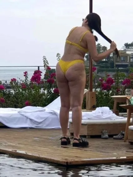 Duygu Özaslan ateş kırmızı mini elbisesiyle frikik verdi yok artık! Bikinili fotoğrafları olay olan Duygu Özaslan öyle pozlar verdi ki...-8