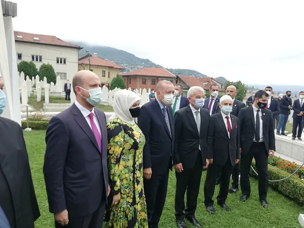 baskan-recep-tayyip-erdogan-bosna-hersekte-sevgi-selinin-ortasinda-kaldi-1630066355353.jpg