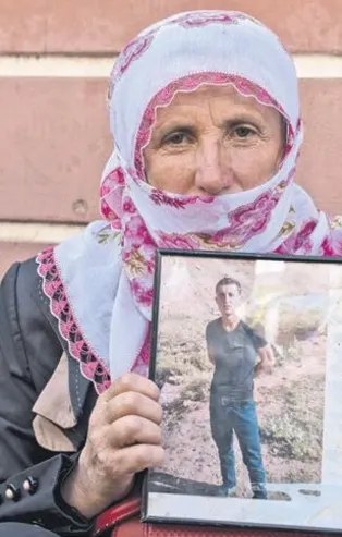 Oğlunun cenazesini aldı