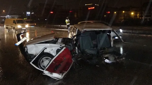 kamyonun-carptigi-arac-kagit-gibi-ikiye-ayrildi-1637301001728.jpg Kamyonun çarptığı araç kağıt gibi ikiye ayrıldı-4