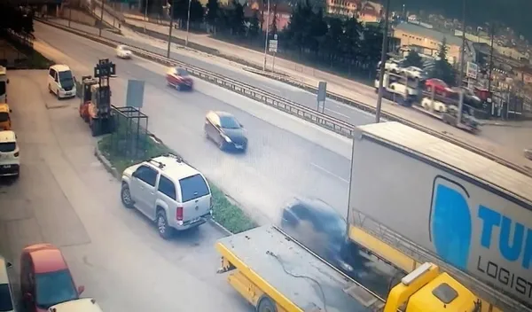 kocaeli-korfezde-makas-atmak-isteyen-otomobilin-surucusu-park-halindeki-tira-arkadan-carpti-iste-o-anlar-1648561200370.jpg Kocaeli Körfez'de makas atmak isteyen otomobilin sürücüsü park halindeki tıra arkadan çarptı! İşte o anlar-3