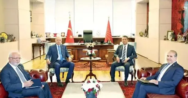 Başkan Erdoğan’dan 18 yıl sonra CHP’ye ziyaret! Karşılıklı Türk kahvesi içtiler! Özgür Özel’den özel hediye