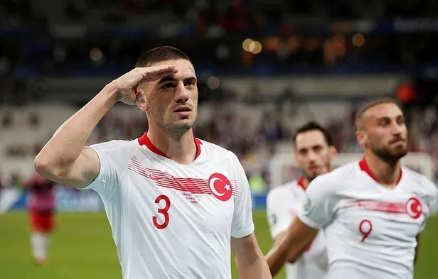 Milli Takım'ın genç yıldızı Merih Demiral'dan duygulandıran hareket! Yere düşürdüğü formayı...-2