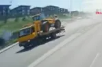 Küçükçekmece’de iş makinesi devrildi! Ölümlü kaza kamerada