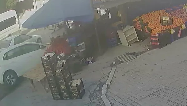 1617357006268.jpg İstanbul'da kontrolden çıkan araç 2 kadına çarpıp manava girdi - 4