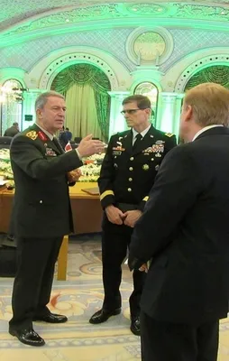 DEAŞ toplantısında dikkat çeken kare!