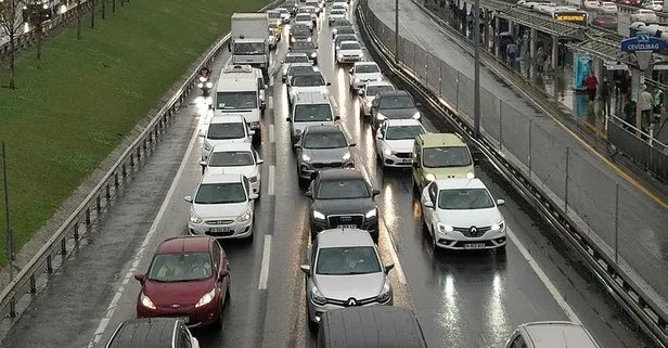İstanbul’da yağışlı hava trafiği felç etti! Yoğunluk yüzde 80’e ulaştı