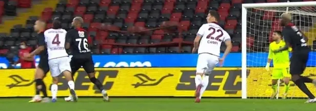 1601669026632.jpeg İşte Gaziantep FK-Trabzonspor maçında Karadeniz ekibinin penaltı beklediği pozisyon-1