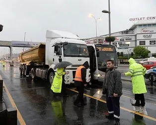 Metrobüs yoluna giren tır trafiği kilitledi