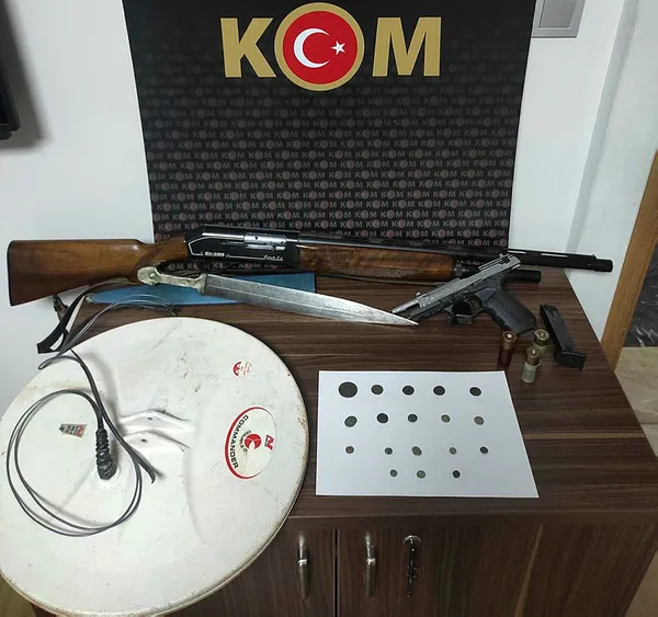 tarihi-eser-operasyonu-lejyoner-kilici-ele-gecirildi-1649741463910.jpg Tarihi eser operasyonu! 'lejyoner kılıcı' ele geçirildi-1