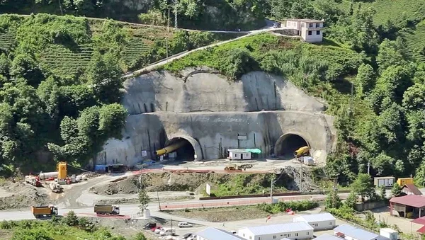 Rize’de Salarha ile Muradiye’yi birbirine bağlayan Salarha Tüneli’nin ilk tüpü hizmete açıldı