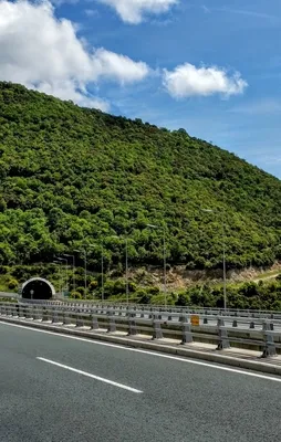 Yunanistan yollarını satıyor!