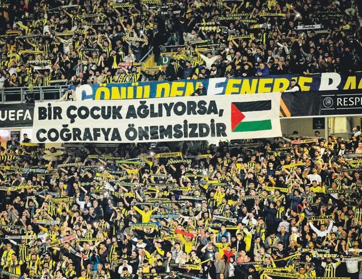 İsrail’in zulmüne pankartlı tepki