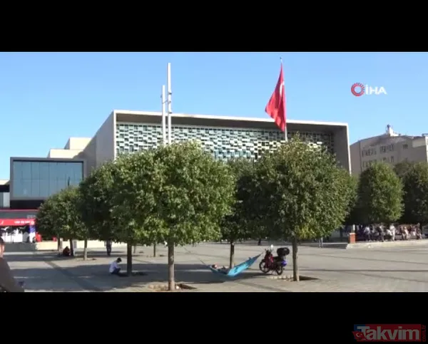 Taksim Meydanı'ndaki turistin rahatlığı kıskandırdı! Hamak kurup sefa sürdü - 1