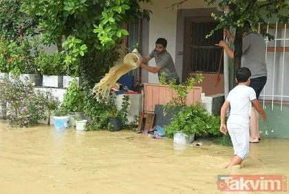 İzmir’de sağanak yağışı! Dereler taştı, evleri su bastı!