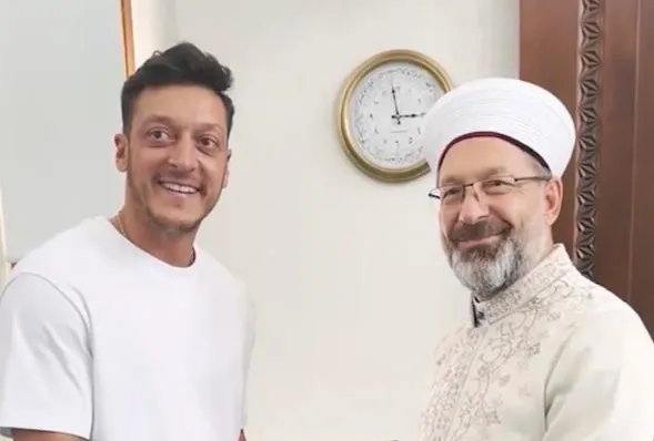 Camiyi temizleyen Özil’e teşekkür
