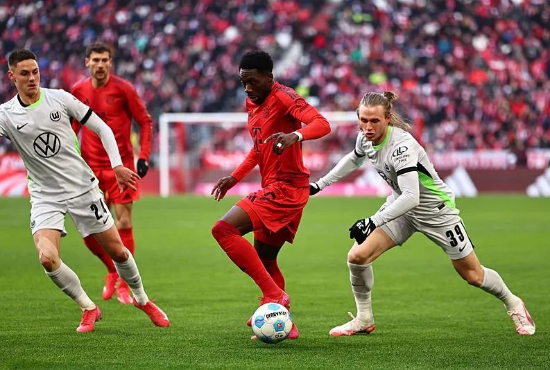 Alphonso Davies Bayern’de kalıyor!