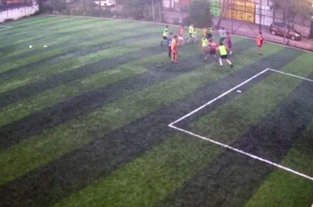 Halı sahada kaleden kaleye gol attı! Saha boks ringine döndü