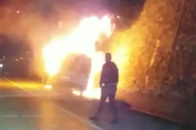 Son dakika: İstanbul'da minibüs alev alev yandı