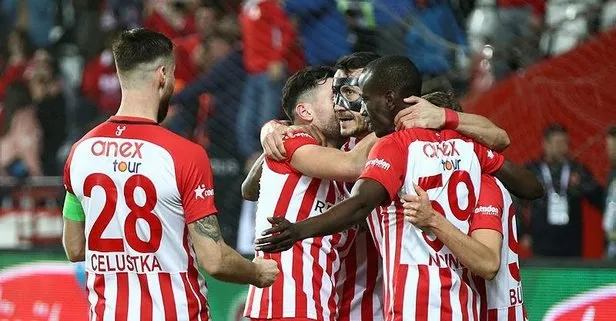 Antalyaspor’dan kritik galibiyet! MAÇ SONUCU: Antalyaspor 3-1 Kasımpaşa