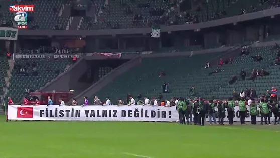 Sahaya Filistin mesajıyla çıktılar! Kupa maçı öncesi dikkat çeken anlar