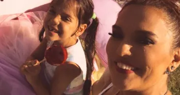 Demet Akalın gençlik halini paylaştı görenler Ebru Gündeş sandı! Estetiksiz fena değilim inanmayan Hiraya baksın