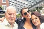 Aslışah Alkoçlar Demirağ anneannesi Hülya Koçyiğit ve dedesi Selim Soydan ile Londra turunda
