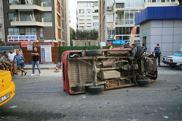 Park halindeki araçlara çarpıp yan yattı! Yaralılar var