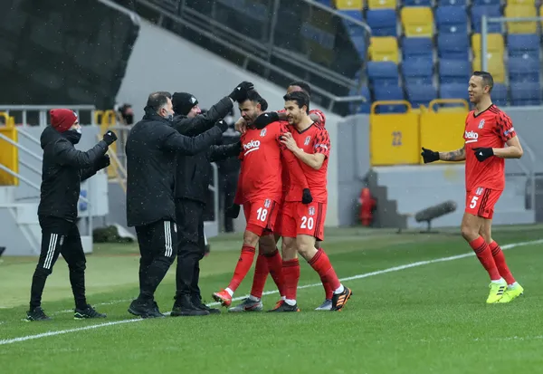 son-dakika-rachid-ghezzal-besiktasta-kendini-buldu-zirveye-oturdu-1615802868266.jpg SON DAKİKA: Rachid Ghezzal Beşiktaş'ta kendini buldu! Zirveye oturdu-7