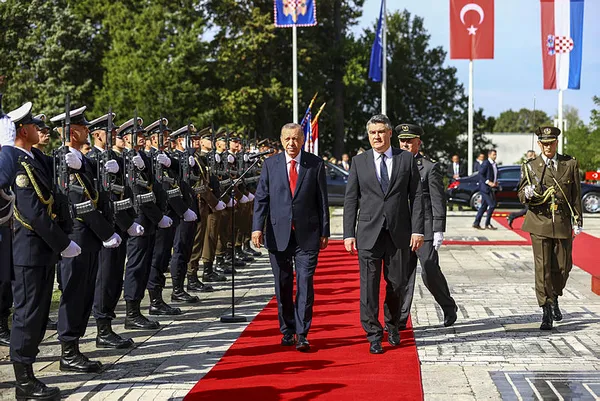 baskan-erdogan-hirvatistanda-resmi-torenle-karsilandi-1662631989041.jpg Başkan Erdoğan Hırvatistan'da! Kritik görüşme sonrası ilk açıklama: 3 anlaşma imzalandı-4