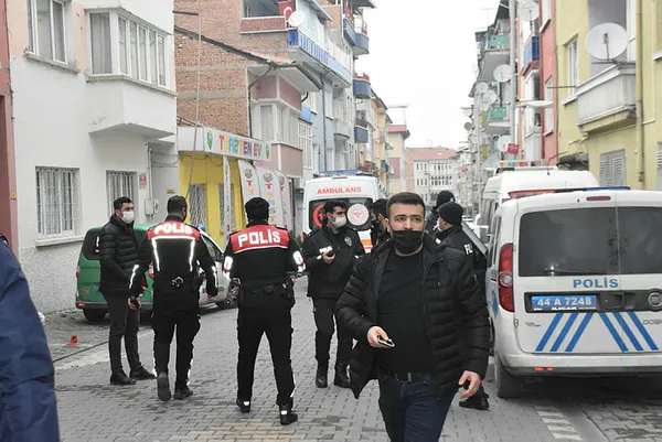 annesini-rehin-alan-genci-polis-ikna-etti-oldur-beni-oldurmezsen-ben-senin-canini-alacagim-oldur-oglum-beni-1607785802229.jpg Annesini bıçakla rehin alan genci polis ikna etti: Öldür beni, öldürmezsen ben senin canını alacağım, öldür oğlum beni-2