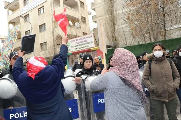 Van'da HDPKK provokasyonu! Terör örgütü PKK'yı simgeleyen bez parçası sallayan 3 kadına gözaltına alındı-5