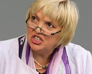 Claudia Roth fena bozuldu