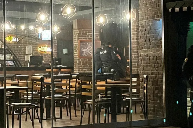 Silahı incelerken arkadaşını vurdu