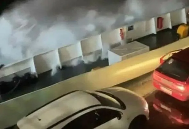 dalgalar-metrelerce-yukseldi-yalova-pendik-seferini-yapan-arabali-feribotta-korku-dolu-anlar-1669068072254.jpeg Dalgalar metrelerce yükseldi! Yalova- Pendik seferini yapan arabalı feribotta korku dolu anlar-3