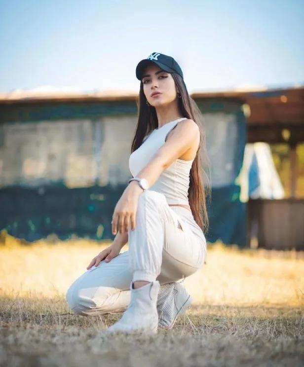 Şarkıcı Ayda Sadık “Müziğin dili evrenseldir, herkes kendinden bir şeyler bulur şarkılarda!”-1