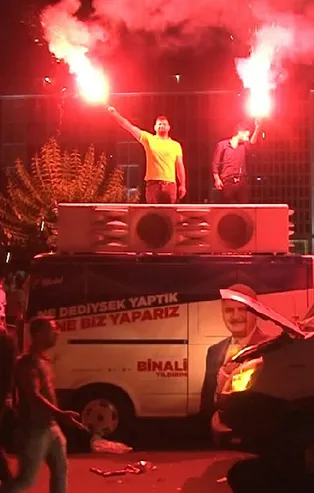Binali Yıldırım müjdeyi vermişti! İBB önünde "plaka tahdidi" kutlaması