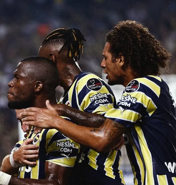 son-dakika-fenerbahce-gumbur-gumbur-adana-demirspor-engeli-4-golle-asildi-1661201042175.jpg