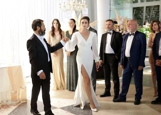 ugur-gunes-ve-esra-bilgicin-firtinalar-estirecegi-diziye-pes-pese-transferler-bakin-proje-hakkinda-ne-dedi-1627307628674.jpg Uğur Güneş ve Esra Bilgiç'in fırtınalar estireceği diziye peş peşe transferler! Bakın proje hakkında ne dedi-6