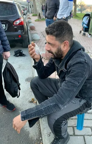 İBB zabıta ekipleri Eminönü meydanında seyyar satıcıyı darp etti iddiası! Avukat darp fotoğraflarını paylaştı