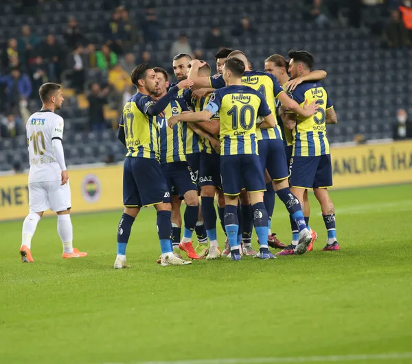 fenerbahceyle-ilgili-soke-eden-iddia-futbolculara-2-aydir-maaslari-odenmiyor-1640862418045.jpg