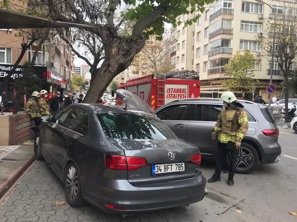 luks-aractaki-kadin-surucu-fren-yerine-gaza-basti-kadikoyde-dehset-anlari-1637934955074.jpg Lüks araçtaki kadın sürücü fren yerine gaza bastı! Kadıköy'de dehşet anları...-4