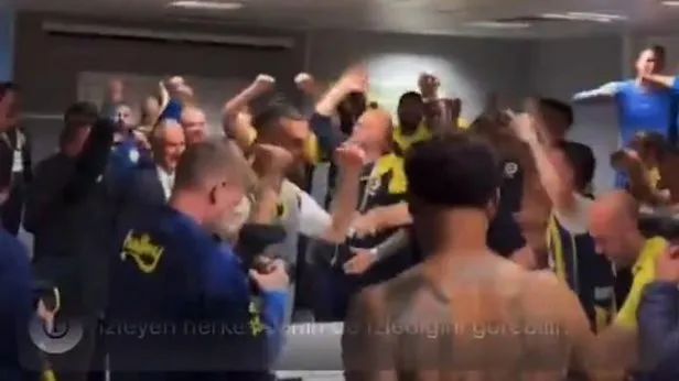 Fenerbahçeli futbolculardan Galatasaraya şok küfür! İşte soyunma odası görüntüleri