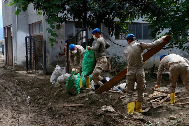 icisleri-bakani-suleyman-soylu-sel-felaketinin-yasandigi-arhavide-konustu-hasarlarla-ilgili-odemeler-basladi-1627404770217.jpg İçişleri Bakanı Süleyman Soylu sel felaketinin yaşandığı Arhavi'de konuştu: Hasarlarla ilgili ödemeler başladı-4