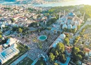 Ayasofya Camiinde bayram sabahı: Avluya sığmayan cemaat, Sultanahmet Meydanına taştı