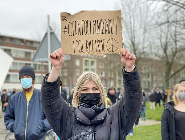 hollanda-polisinden-oldurulen-turk-kizi-hakkinda-bir-turk-daha-azaldi-irkci-sozleri-protesto-edildi-1616948453687.jpg Hollanda polisinin öldürülen Türk kızı hakkında "bir Türk daha azaldı" ırkçı sözleri protesto edildi-8
