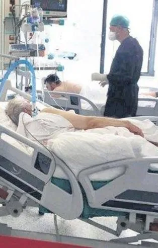 Koronavirüsle mücadelenin yılmaz savaşçıları: Yoğun bakım doktorları