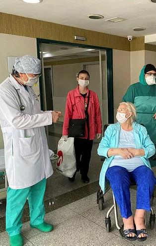 70 yaşındaki Fatma teyze koronavirüsü yendi!